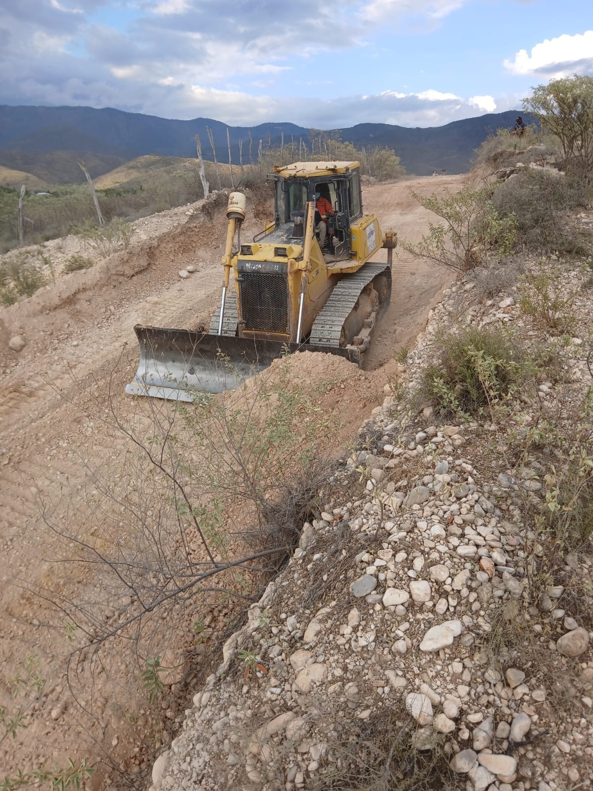 POSTRER RIO: Cristian Florian Lidera la Rehabilitación de Caminos Vecinales en Colaboración con UTEPDA